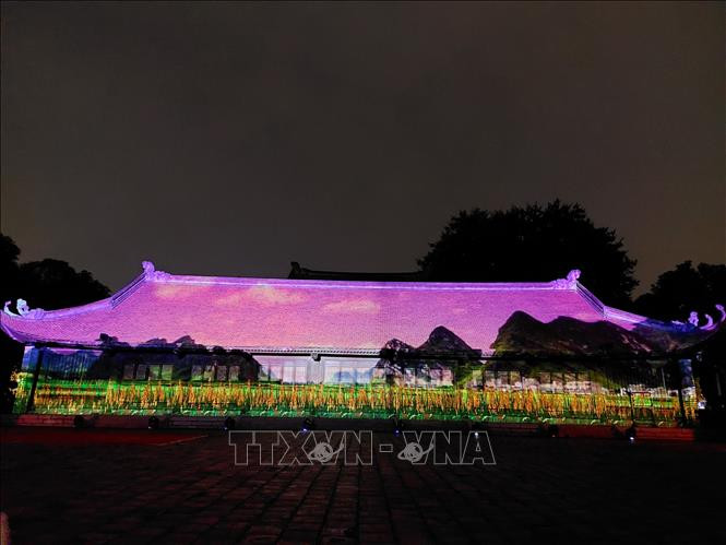 Trải nghiệm Không gian nghệ thuật & 3D Mapping tại sân Thái học, di tích Văn Miếu - Quốc Tử Giám. Ảnh: Đinh Thuận TTXVN Ứng dụng công nghệ 4.0 phát huy giá trị di tích Văn Miếu - Quốc Tử Giám (Hà Nội) ảnh 1