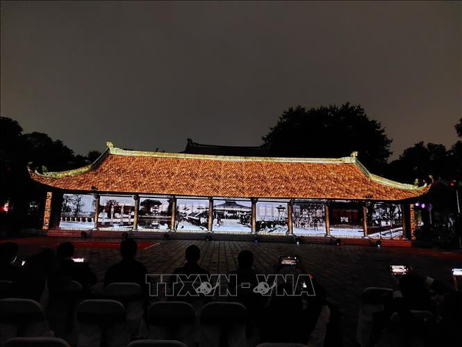 Trải nghiệm Không gian nghệ thuật & 3D Mapping tại sân Thái học, di tích Văn Miếu - Quốc Tử Giám. Ảnh: Đinh Thuận TTXVN Ứng dụng công nghệ 4.0 phát huy giá trị di tích Văn Miếu - Quốc Tử Giám (Hà Nội) ảnh 3