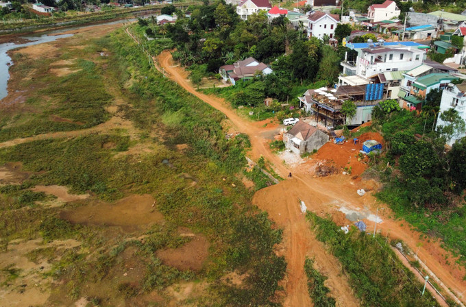 Nhiều vị trí quanh hồ thi công dang dở, kéo dài, tạo nên một khung cảnh nhếch nhác, mất mỹ quan đô thị. Ảnh: Minh Hưng – TTXVN Hồ Hạ ở Gia Nghĩa (Đắk Nông) trơ đáy gây mất mỹ quan ảnh 3