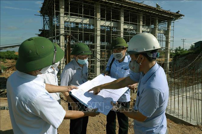 Cán bộ Chi cục Thuỷ lợi Hà Nội kiểm tra thực tế tiến độ thi công công trình nâng cấp, cải tạo hệ thống tưới và Trạm bơm Đông Sơn, xã Đông Sơn, huyện Chương Mỹ. Ảnh: Vũ Sinh – TTXVN Hà Nội nâng cao hiệu quả công trình thủy lợi phục vụ sản xuất nông nghiệp ảnh 1