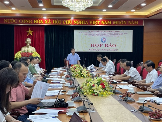 Phó Chủ tịch UBND tỉnh Hoà Bình Đinh Công Sứ chủ trì họp báo. Ảnh: baovanhoa.vn Lần đầu tiên Lễ hội cá tôm Sông Đà được tổ chức ảnh 1