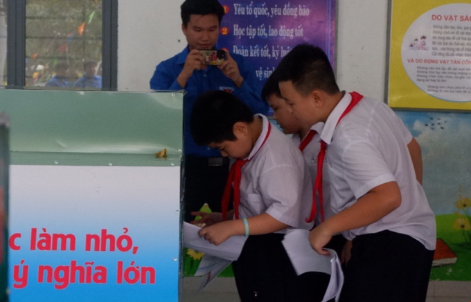 Các bạn nhỏ thực hiện phân loại rác. Ảnh: Văn Dũng-TTXVN Đà Nẵng: Nhân rộng mô hình phân loại rác trong trường học ảnh 1