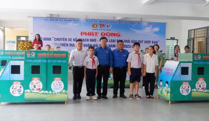 Thành Đoàn Đà Nẵng trao tặng xe phân loại rác cho các trường học. Ảnh: Văn Dũng-TTXVN Đà Nẵng: Nhân rộng mô hình phân loại rác trong trường học ảnh 2