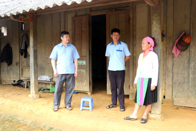 Đảng viên Dương Văn Vang (đứng giữa) vận động đồng bào tích cực lao động sản xuất, chấp hành tốt các chủ trương, đường lối của Đảng, pháp luật của Nhà nước. Ảnh: Quang Cường Đảng viên xã vùng sâu Trung Minh học tập và làm theo lời Bác ảnh 3