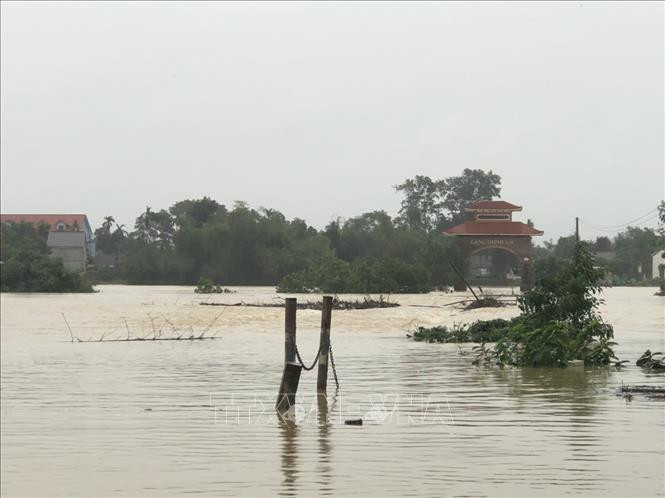 Nhiều tuyến đường liên xã Gia Phố, huyện Hương Khê bị nước lũ chia cắt. Ảnh: Phan Quân - TTXVN Hà Tĩnh: Học sinh ở 7 huyện, thành phố nghỉ học từ 19/10 do mưa lũ ảnh 1