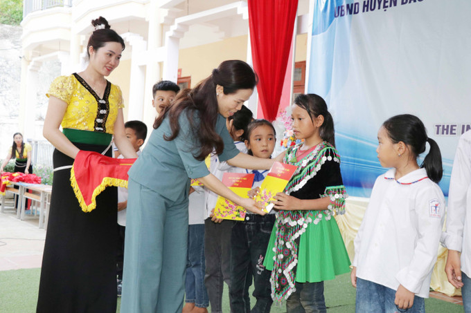Hội Khuyến học tỉnh Sơn La tặng học bổng cho các em học sinh xã Chim Vàn, huyện Bắc Yên. Ảnh: Hữu Quyết – TTXVN Quỹ học bổng Vừ A Dính tặng nhà bán trú cho học sinh vùng cao Sơn La ảnh 7
