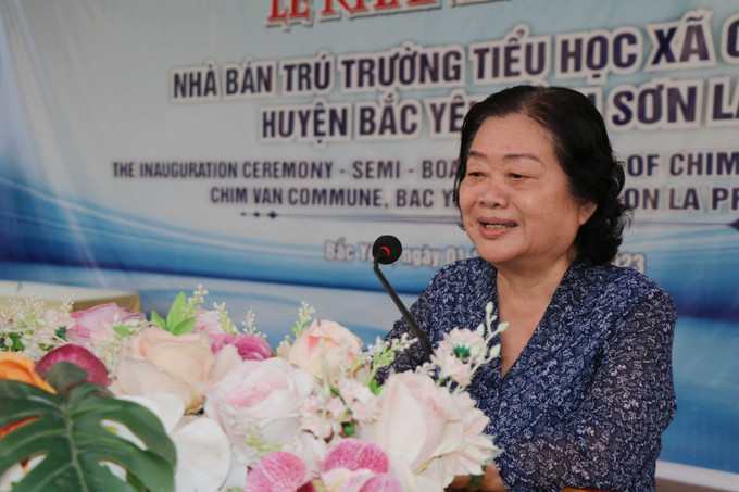 Bà Trương Mỹ Hoa, nguyên Phó Chủ tịch nước, Chủ tịch Quỹ học bổng Vừ A Dính phát biểu tại buổi lễ. Ảnh: Hữu Quyết – TTXVN Quỹ học bổng Vừ A Dính tặng nhà bán trú cho học sinh vùng cao Sơn La ảnh 3