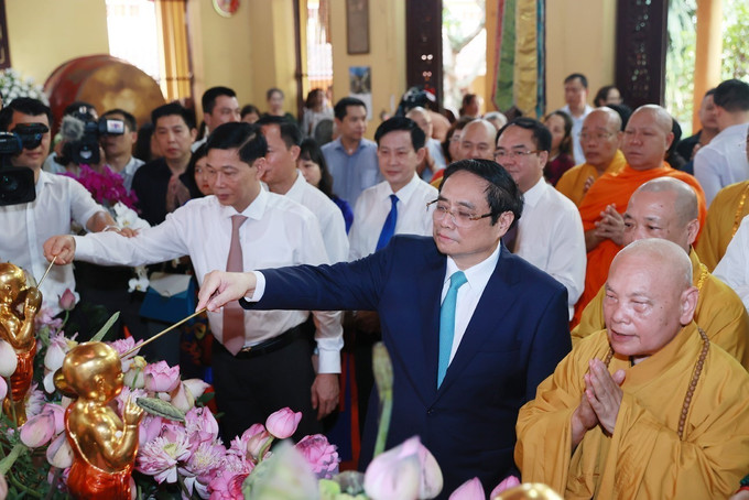 Thủ tướng Phạm Minh Chính và các Chư tôn Giáo phẩm cùng các đại biểu thực hiện nghi thức tắm Phật tại chùa Quán Sứ, Hà Nội. Ảnh: Dương Giang –TTXVN Thủ tướng Phạm Minh Chính chúc mừng Đại lễ Phật đản Phật lịch 2567 ảnh 3