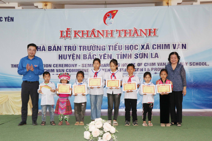 Bà Trương Mỹ Hoa, nguyên Phó Chủ tịch nước, Chủ tịch Quỹ học bổng Vừ A Dính trao học bổng cho các em học sinh có hoàn cảnh khó khăn tại xã Chim Vàn, huyện Bắc Yên. Ảnh: Hữu Quyết – TTXVN Quỹ học bổng Vừ A Dính tặng nhà bán trú cho học sinh vùng cao Sơn La ảnh 4