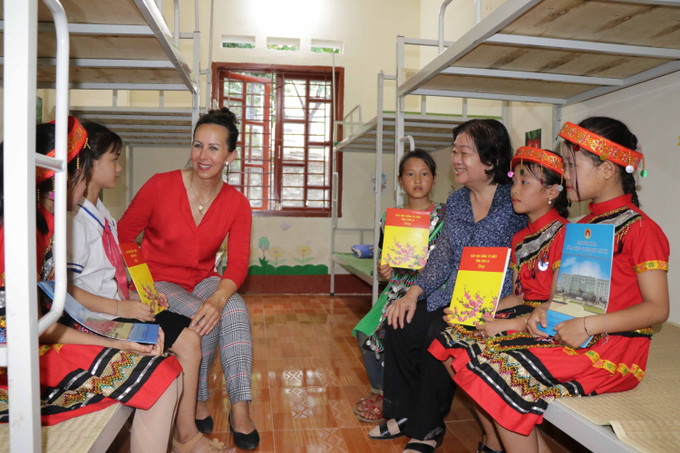Bà Trương Mỹ Hoa, nguyên Phó Chủ tịch nước, Chủ tịch Quỹ học bổng Vừ A Dính thăm phòng ở bán trú của học sinh trường Tiểu học Chim Vàn. Ảnh: Hữu Quyết – TTXVN Quỹ học bổng Vừ A Dính tặng nhà bán trú cho học sinh vùng cao Sơn La ảnh 2