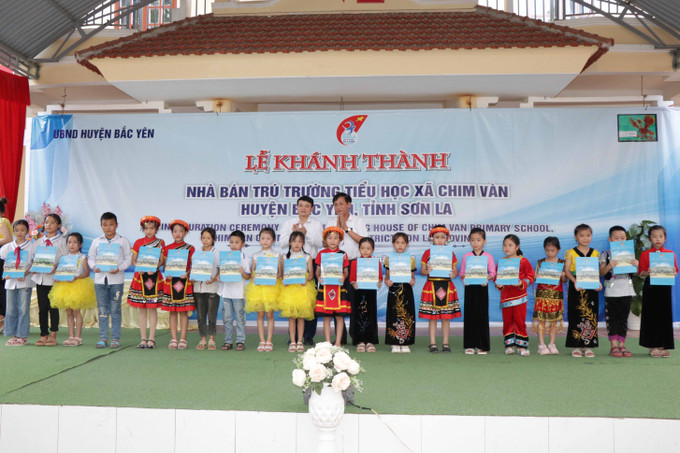 Lãnh đạo tỉnh Sơn La tặng học bổng cho các em học sinh xã Chim Vàn, huyện Bắc Yên. Ảnh: Hữu Quyết – TTXVN Quỹ học bổng Vừ A Dính tặng nhà bán trú cho học sinh vùng cao Sơn La ảnh 8