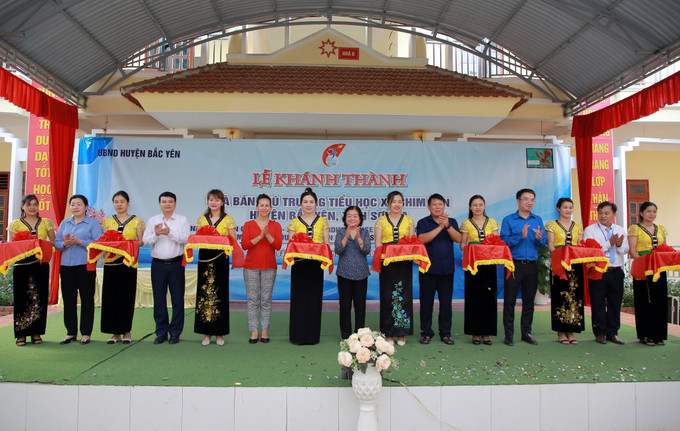 Các đại biểu thực hiện nghi thức cắt băng khánh thành nhà bán trú Trường tiểu học Chim Vàn, huyện Bắc Yên. Ảnh: Hữu Quyết - TTXVN Quỹ học bổng Vừ A Dính tặng nhà bán trú cho học sinh vùng cao Sơn La ảnh 1