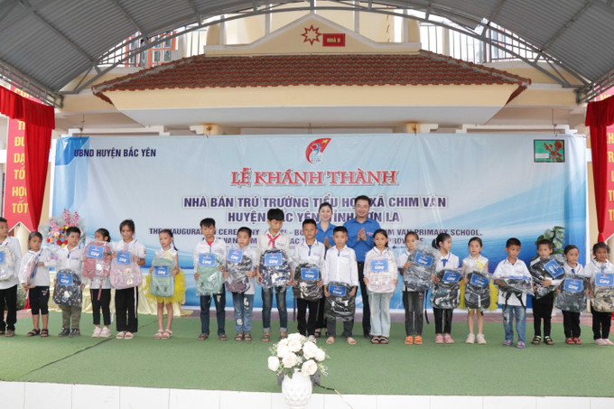 Tỉnh đoàn Sơn La tặng quà cho các em học sinh. Ảnh: Hữu Quyết – TTXVN Quỹ học bổng Vừ A Dính tặng nhà bán trú cho học sinh vùng cao Sơn La ảnh 6