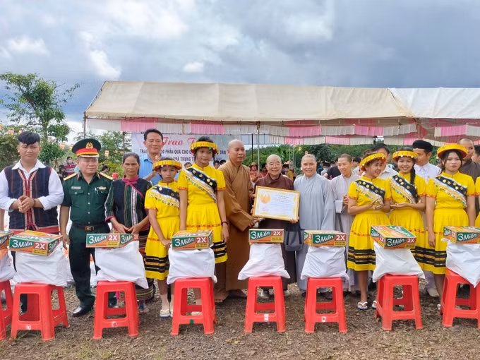 Bình Phước: Tặng quà cho hộ khó khăn và trẻ em nghèo vùng biên giới ảnh 3