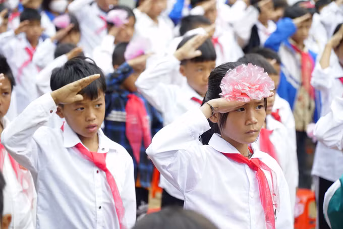 Học sinh cả nước nô nức đến trường khai giảng năm học mới 2022-2023 ảnh 7