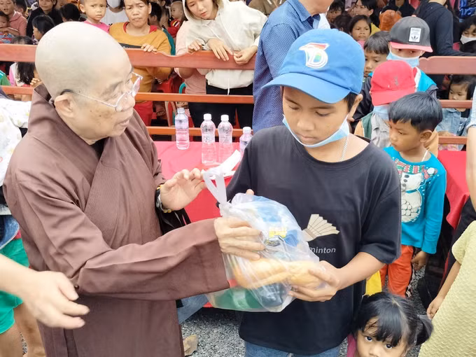 Bình Phước: Tặng quà cho hộ khó khăn và trẻ em nghèo vùng biên giới ảnh 4