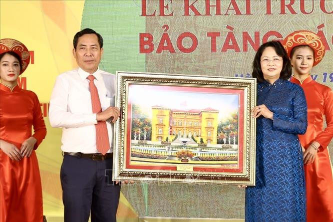 Phó Chủ tịch nước Đặng Thị Ngọc Thịnh tặng quà lưu niệm cho Hội Nhà báo Việt Nam. Ảnh: Minh Quyết – TTXVN Khai trương Bảo tàng Báo chí Việt Nam ảnh 3
