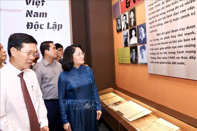 Đại biểu tham quan gian trưng bày Bảo tàng Báo chí Việt Nam. Ảnh: Minh Quyết – TTXVN Khai trương Bảo tàng Báo chí Việt Nam ảnh 4
