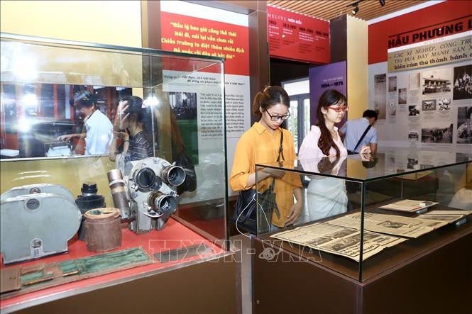Khách tham quan gian trưng bày hiện vật tại Bảo tàng Báo chí Việt Nam. Ảnh: Minh Quyết – TTXVN Khai trương Bảo tàng Báo chí Việt Nam ảnh 6