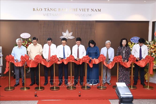 Đại biểu cắt băng khai mạc trưng bày. Ảnh: Minh Quyết – TTXVN Khai trương Bảo tàng Báo chí Việt Nam ảnh 1