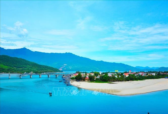 Phía hai chân đèo Hải Vân là phong cảnh hữu tình, thơ mộng, đậm chất quê như bờ cát trắng xóa, thuyền ngược xuôi, những chiếc lưới bung mở sẵn chờ cá. Ảnh: Văn Dũng – TTXVN Cảnh sắc đèo Hải Vân những ngày đầu xuân ảnh 10