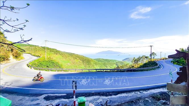 Đèo Hải Vân nổi tiếng với những đoạn cua tay áo, cung đường uốn lượn thách thức người đam mê “xê dịch". Ảnh: Văn Dũng – TTXVN Cảnh sắc đèo Hải Vân những ngày đầu xuân ảnh 3