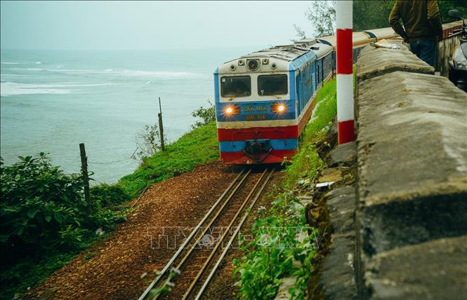 Cùng với cung đường uốn lượn, đèo Hải Vân còn có thêm đường tàu chạy qua. Ảnh: Văn Dũng – TTXVN Cảnh sắc đèo Hải Vân những ngày đầu xuân ảnh 6