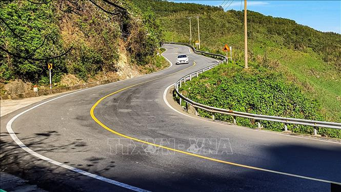 Đèo Hải Vân nổi tiếng với những đoạn cua tay áo, cung đường uốn lượn thách thức người đam mê “xê dịch". Ảnh: Văn Dũng – TTXVN Cảnh sắc đèo Hải Vân những ngày đầu xuân ảnh 4