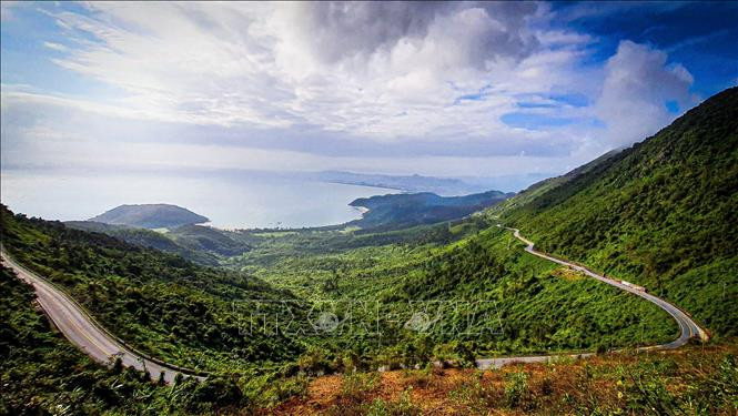 Cung đường trên đèo Hải Vân uốn lượn như những dải lụa vắt ngang qua. Ảnh: Văn Dũng – TTXVN Cảnh sắc đèo Hải Vân những ngày đầu xuân ảnh 2
