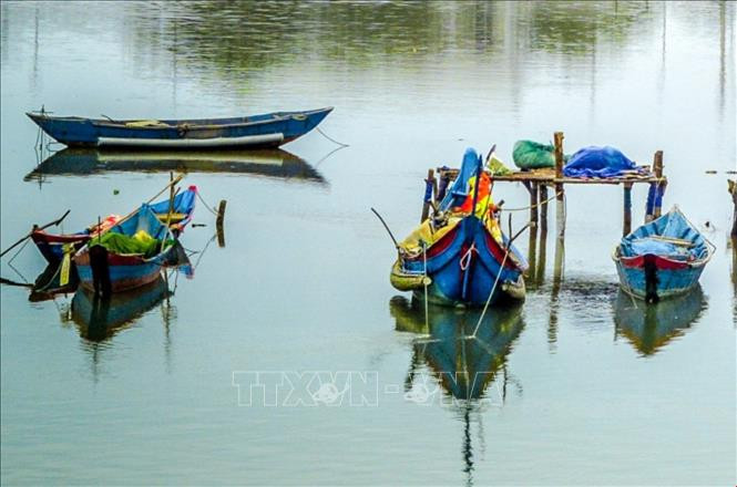 Phía dưới chân đèo Hải Vân phía Thừa Thiên Huế là những làng chài, điểm tô bởi những con thuyền neo đậu. Ảnh: Văn Dũng – TTXVN Cảnh sắc đèo Hải Vân những ngày đầu xuân ảnh 1