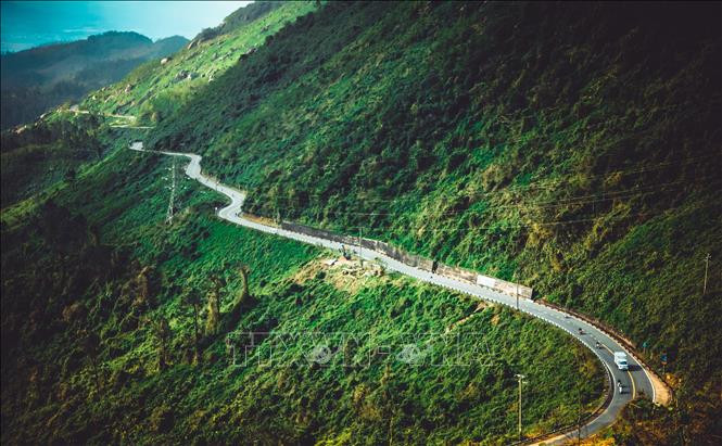 Cung đường trên đèo Hải Vân uốn lượn như những dải lụa vắt ngang qua. Ảnh: Văn Dũng – TTXVN Cảnh sắc đèo Hải Vân những ngày đầu xuân ảnh 5