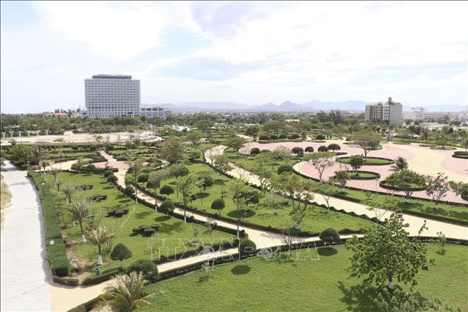 Công viên biển Bình Sơn (thành phố Phan Rang – Tháp Chàm) được tỉnh Ninh Thuận đầu tư để tạo điểm nhấn thu hút khách du lịch. Ảnh: Nguyễn Thành – TTXVN Ninh Thuận khai thác lợi thế phát triển du lịch biển ảnh 2