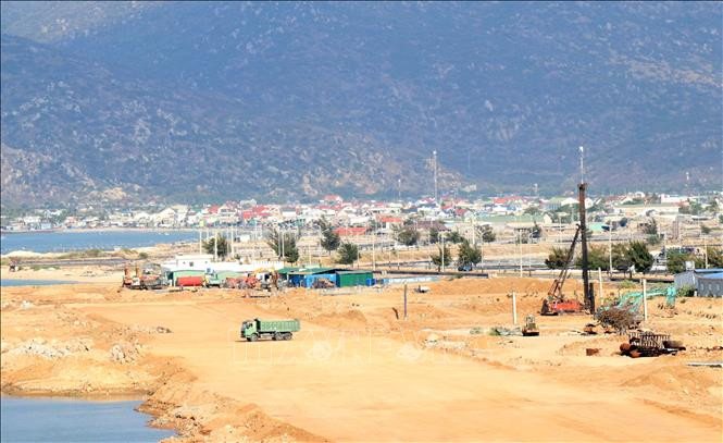Khu vực phía Nam của tỉnh Ninh Thuận hiện đang là điểm thu hút nhiều dự án đầu tư tầm cỡ. Ảnh: Công Thử - TTXVN Ninh Thuận khai thác lợi thế phát triển du lịch biển ảnh 1