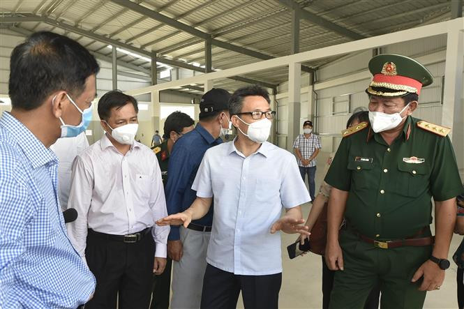 Phó Thủ tướng Vũ Đức Đam thị sát, kiểm tra công tác phòng, chống dịch COVID-19 tại Công ty TNHH Sản xuất & Thương mại Duy Nhật (Khu công nghiệp An Nghiệp, huyện Châu Thành). Ảnh: Diệp Trương – TTXVN Phó Thủ tướng Vũ Đức Đam: Sóc Trăng phải khẩn trương phát hiện sớm, không để dịch xâm nhập vào cộng đồng ảnh 3