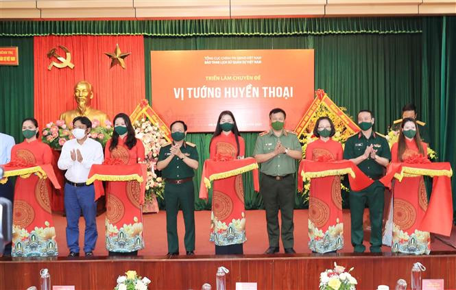 Lễ cắt băng khai mạc triển lãm. Ảnh: Trọng Đức - TTXVN Kỷ niệm 110 năm Ngày sinh Đại tướng Võ Nguyên Giáp: Triển lãm chuyên đề “Vị tướng huyền thoại” ảnh 1