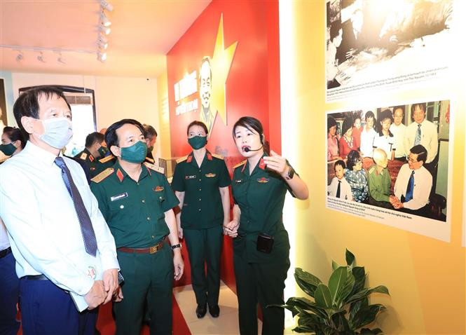 Các tướng lĩnh, sĩ quan quân đội đến xem triển lãm. Ảnh: Trọng Đức - TTXVN Kỷ niệm 110 năm Ngày sinh Đại tướng Võ Nguyên Giáp: Triển lãm chuyên đề “Vị tướng huyền thoại” ảnh 2