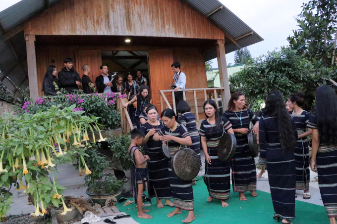 Nam nữ trong buôn đánh cồng chiêng, múa hát đón mừng khách tới dự lễ cưới. Ảnh: Chu Quốc Hùng Phong tục cưới hỏi của người K’ho Sre ở Lâm Đồng ảnh 4