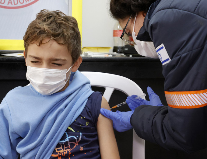 Nhân viên y tế tiêm vaccine phòng COVID-19 cho trẻ em tại Ramat Gan, Israel. Ảnh: AFP/TTXVN Vaccine ngừa COVID-19 của Pfizer đạt hiệu quả lên tới 73% với trẻ dưới 5 tuổi ảnh 2