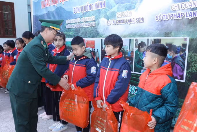 Lạng Sơn: Chương trình Áo ấm mùa Đông biên giới và các hoạt động tình nguyện mùa Đông năm 2022 ảnh 2