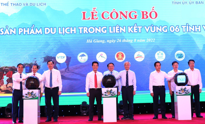 Bộ trưởng Bộ Văn hóa, Thể thao và Du lịch Nguyễn Văn Hùng, Bí thư Tỉnh ủy Hà Giang Đặng Quốc Khánh và các đại biểu công bố 3 sản phẩm du lịch mới trong liên kết 6 tỉnh vùng Việt Bắc. Ảnh: Minh Tâm Qua những miền di sản Việt Bắc ảnh 2
