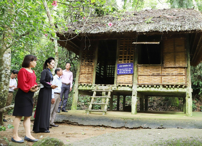 Di tích lán Khuôn Tát thuộc xã Phú Đình - nơi Bác Hồ sống và làm việc ở An toàn khu Định Hóa trong thời kỳ kháng chiến chống thực dân Pháp được bảo tồn nguyên trạng, nay là điểm đến du lịch của tỉnh Thái Nguyên. Ảnh: Hoàng Nguyên Qua những miền di sản Việt Bắc ảnh 1