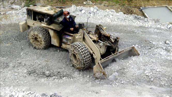 Hoạt động khai thác khoáng sản tại huyện Yên Sơn, tỉnh Tuyên Quang đã đi vào nề nếp. Ảnh: Quang Cường – TTXVN. Tuyên Quang siết chặt công tác quản lý tài nguyên khoáng sản ảnh 1