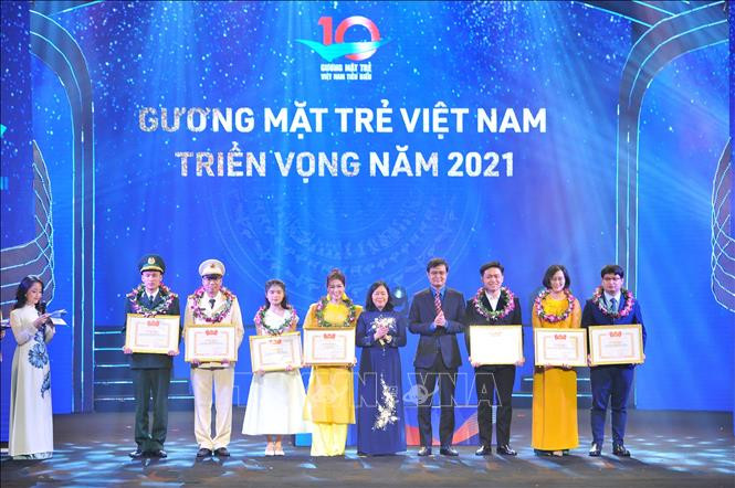 Bí thư TƯ Đảng, Trưởng ban Dân vận TƯ Bùi Thị Minh Hoài và Ủy viên dự khuyết TƯ Đảng, Bí thư thường trực TƯ Đoàn Bùi Quang Huy trao giải thưởng tuyên dương các Gương mặt trẻ Việt Nam triển vọng năm 2021. Ảnh: Minh Đức – TTXVN Chủ tịch nước Nguyễn Xuân Phúc dự Lễ trao Giải thưởng "Gương mặt trẻ Việt Nam tiêu biểu năm 2021" ảnh 6