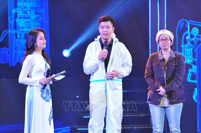Giao lưu với bác sĩ Đỗ Doãn Bách - gương mặt trẻ Việt Nam tiêu biểu năm 2021 lĩnh vực hoạt động xã hội. Ảnh: Minh Đức – TTXVN Chủ tịch nước Nguyễn Xuân Phúc dự Lễ trao Giải thưởng "Gương mặt trẻ Việt Nam tiêu biểu năm 2021" ảnh 7