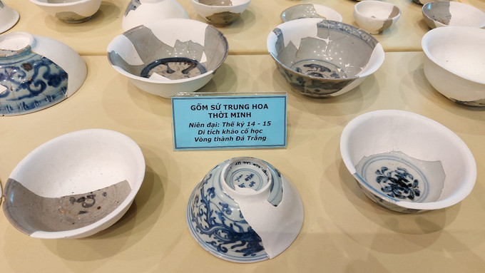 Gốm sứ Trung Hoa thời nhà Minh được tìm thấy tại di tích Vòng thành Đá Trắng. Ảnh: Huỳnh Sơn-TTXVN Chùm ảnh về di tích thành cổ Vòng Thành Đá Trắng ảnh 8