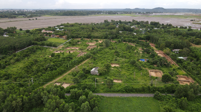 Quang cảnh di tích khảo cổ Vòng Thành Đá Trắng thuộc địa phận ấp Gò Cát, xã Phước Thuận, huyện Xuyên Mộc, tỉnh Bà Rịa-Vũng Tàu. Ảnh: Huỳnh Sơn-TTXVN Chùm ảnh về di tích thành cổ Vòng Thành Đá Trắng ảnh 6