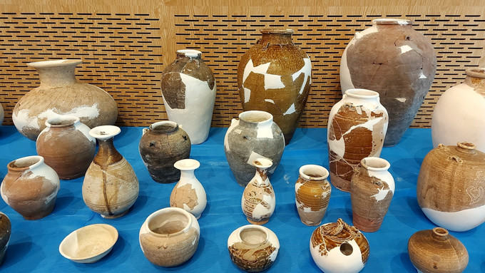 Qua phân loại về đặc điểm chất liệu, loại hình, các nhà nghiên cứu xác định được phần lớn đồ gốm được tìm thấy tại di tích Vòng Thành Đá Trắng có nguồn gốc từ gốm Champa. Ảnh: Huỳnh Sơn-TTXVN Chùm ảnh về di tích thành cổ Vòng Thành Đá Trắng ảnh 11