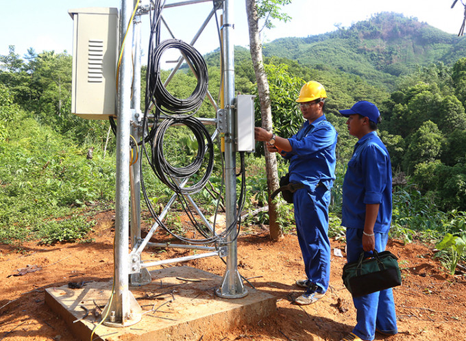 Nhân viên kỹ thuật VNPT Phú Thọ kiểm tra trạm phát sóng BTS tại khu Sinh Tàn, xã Thượng Cửu, huyện Thanh Sơn. Ảnh: phutho.gov.vn Sắc mới vùng “Tam Cửu” ảnh 3