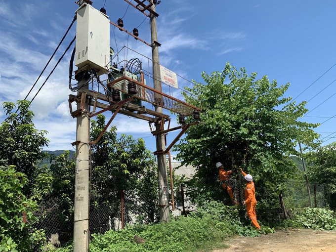 Cán bộ điện lực huyện Mường La triển khai các phương án khắc phục sự cố trên lưới điện. Ảnh: Hữu Quyết – TTXVN Sơn La chủ động phương án cấp điện trong mùa mưa lũ ảnh 6