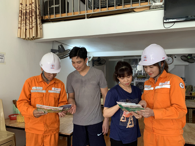 Cán bộ điện lực huyện Mường La tuyên truyền người dân sử dụng điện an toàn, tiết kiệm. Ảnh: Hữu Quyết – TTXVN Sơn La chủ động phương án cấp điện trong mùa mưa lũ ảnh 1